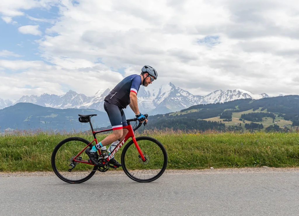 cycliste pedalant sur route en balcon face mont blanc -