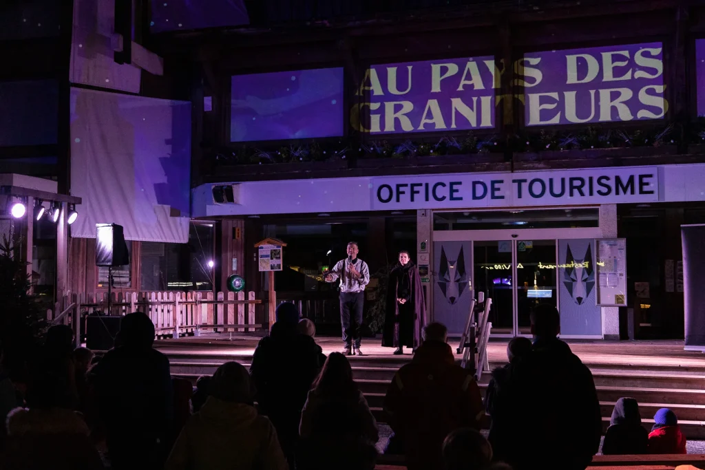 comedian photo at the microphone in front of the tourist office forecourt show legendes de combloux