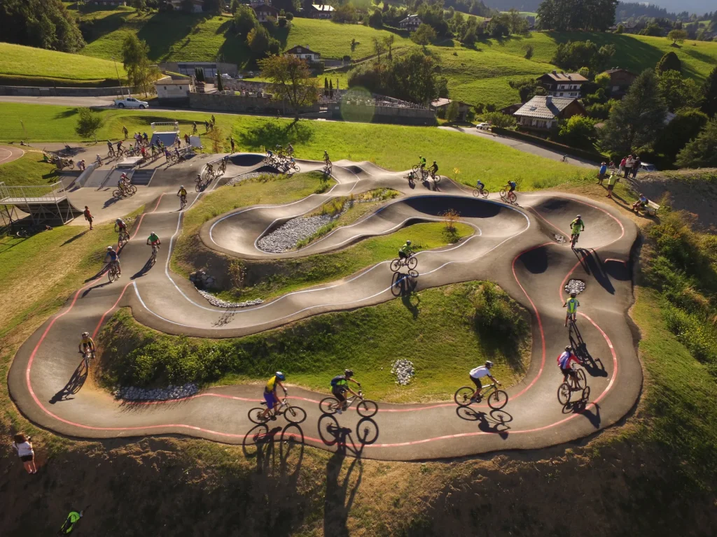 vue aerienne pumptrack combloux avec cyclistes