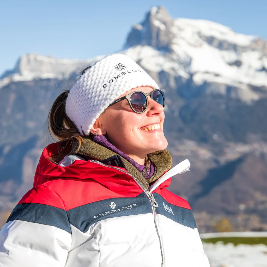 foto exterior mujer vistiendo diadema ledrapo fondo montañas fiz