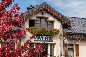 mairie combloux arbres feuilles rouge automne
