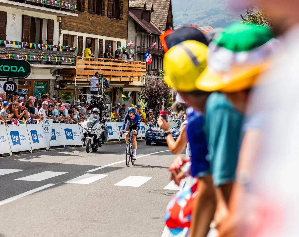 Tour de France 2023 foule applaudissant arrivée coureur