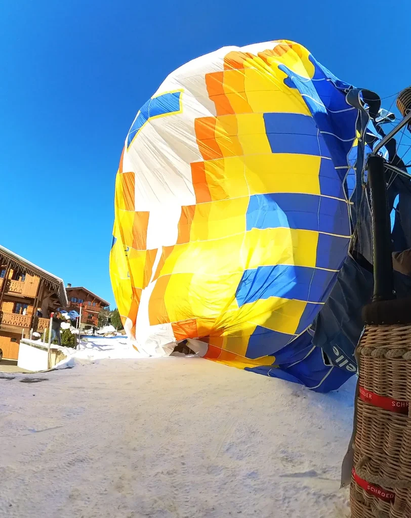 Globo aerostático tirado en el suelo al aterrizar