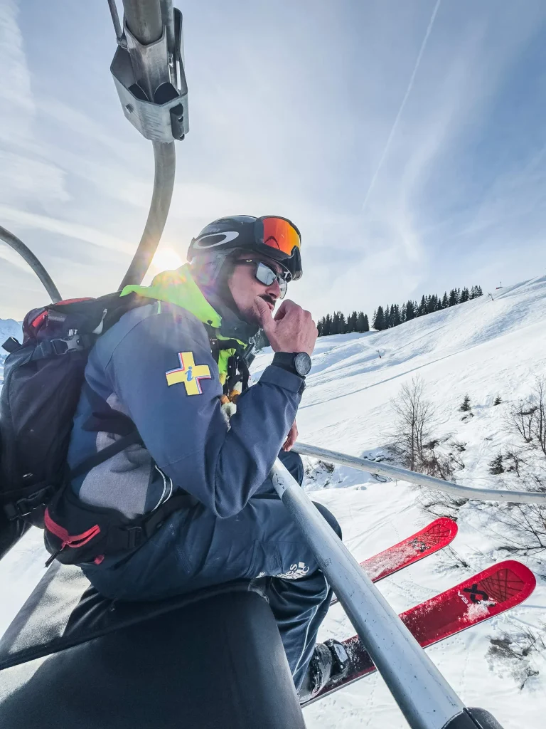 Rastreador de rescate en el telesilla Portes du Mont-Blanc