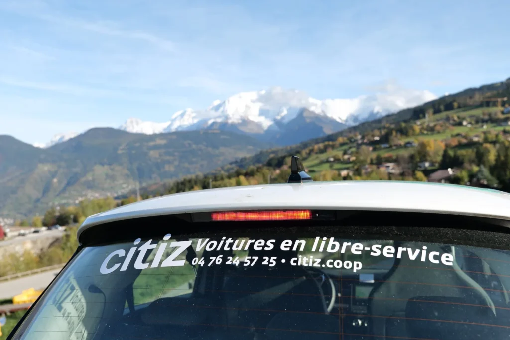 Voiture Citiz face au Mont-Blanc