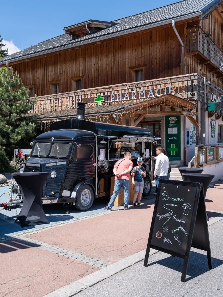 foodtruck noir devant la pharmacie de Combloux