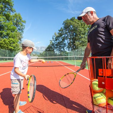 Clase de tenis para niños en Combloux