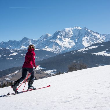 Ski touring in Combloux with a view of Mont-Blanc