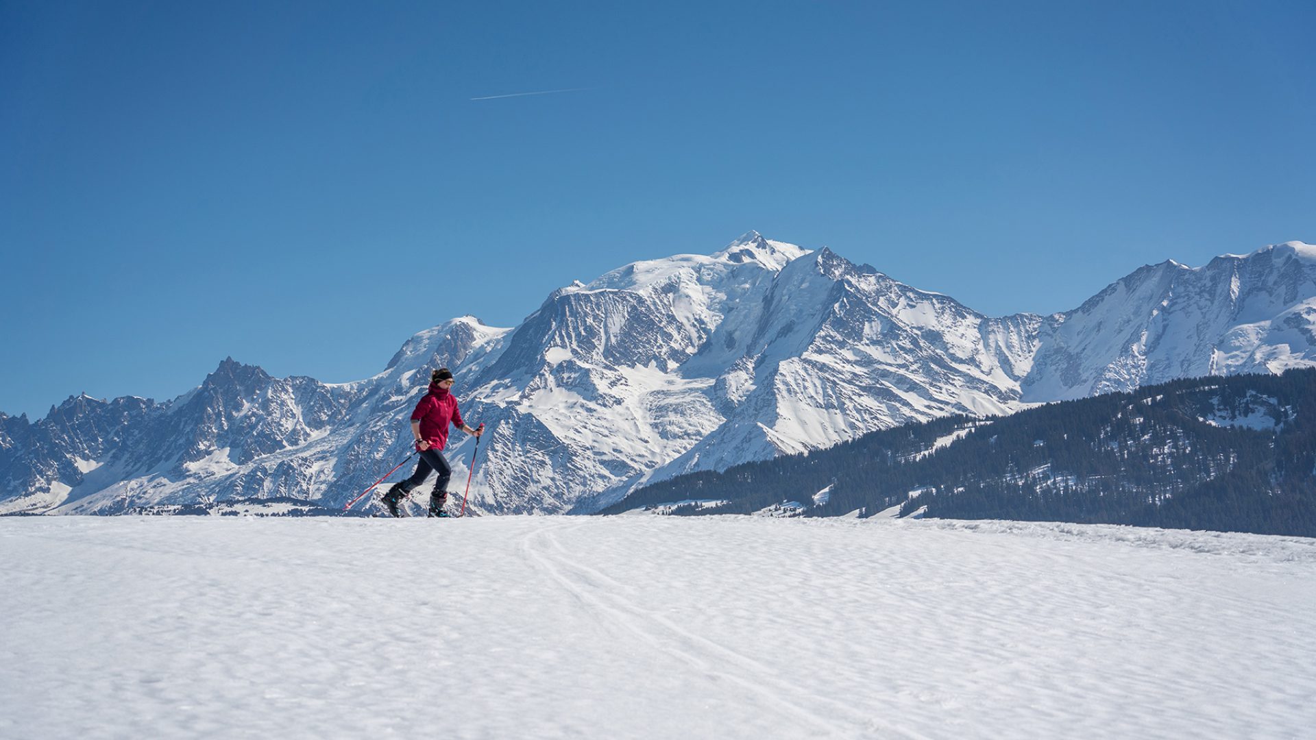 Ski touring in Combloux with a view of Mont-Blanc