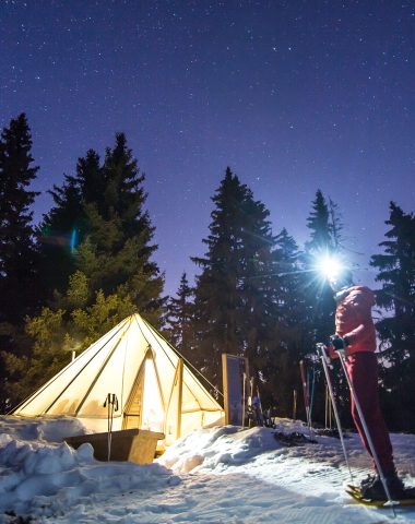 Paseo nocturno con raquetas de nieve y noche en iglú en Combloux
