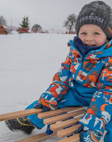 Enfant sur une luge à Combloux