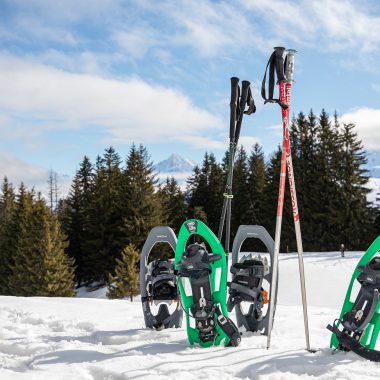 Raquetas de nieve en la nieve en Combloux