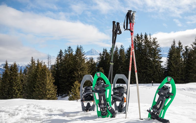 Raquetas de nieve en la nieve en Combloux