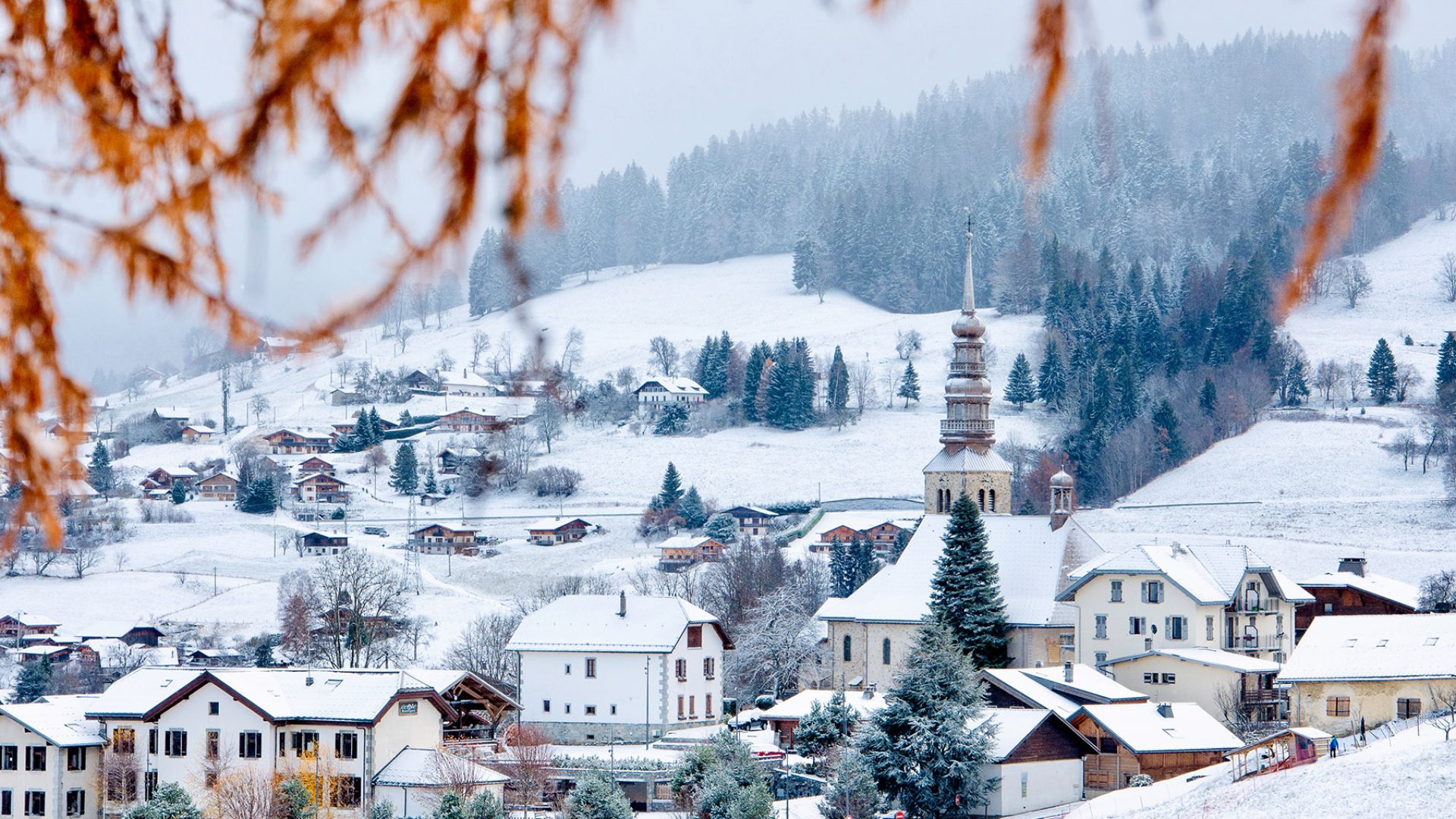 Centro del pueblo de Combloux bajo la nieve