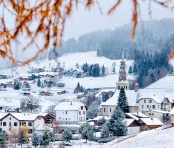 centre village combloux sous la neige