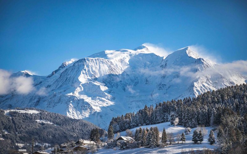 paisaje nevado mont blanc con vistas al invierno del pueblo de combloux