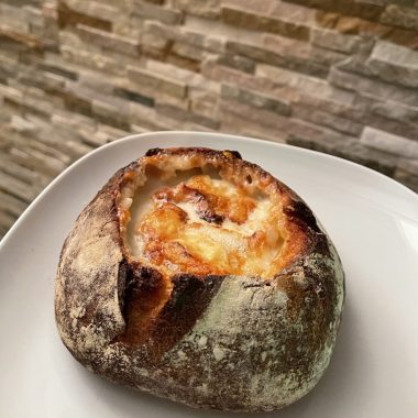Fondue de reblochon en croûte de pain et ses chips de lard