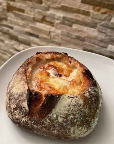 Fondue de reblochon en croûte de pain et ses chips de lard