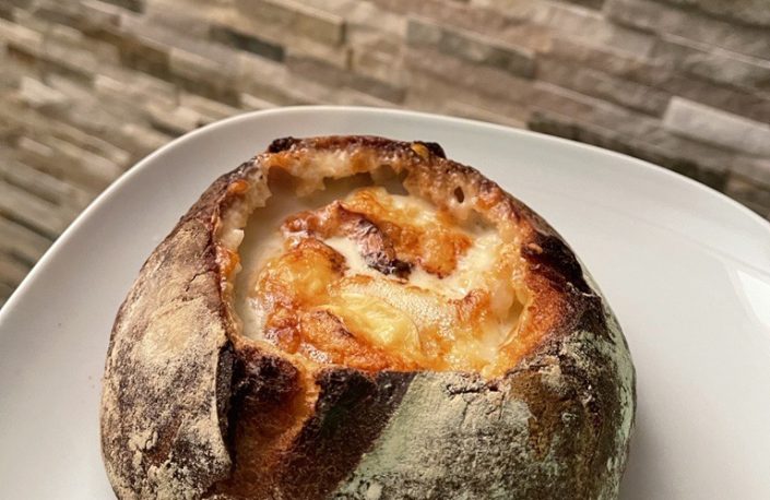 Fondue de reblochon en croûte de pain et ses chips de lard