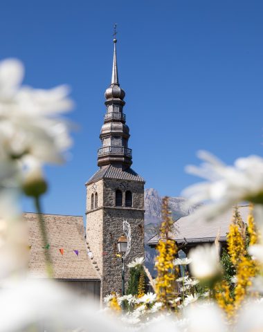 iglesia combloux flores primer plano