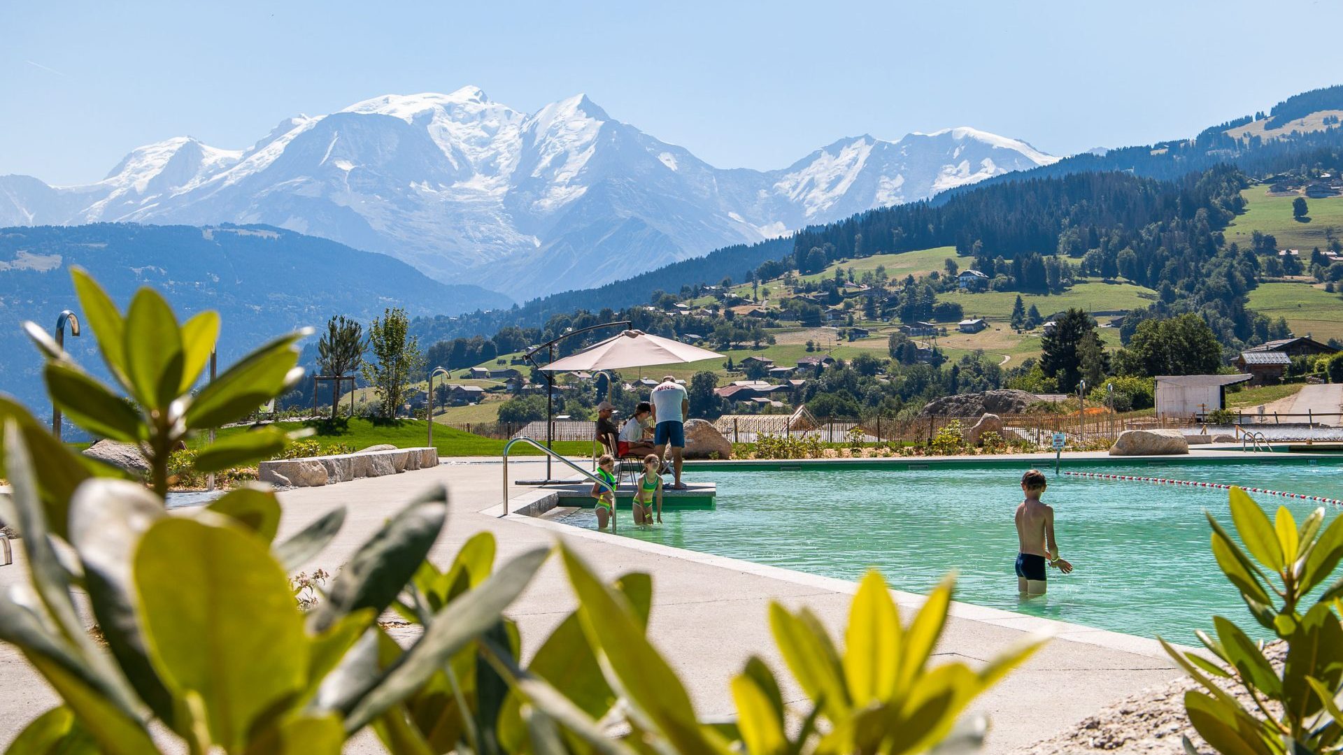 cuerpo de agua biotopo combloux rhodo mont blanc nadadores cielo azul