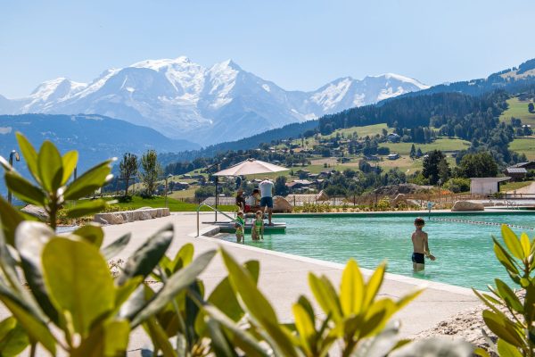 cuerpo de agua biotopo combloux rhodo mont blanc nadadores cielo azul