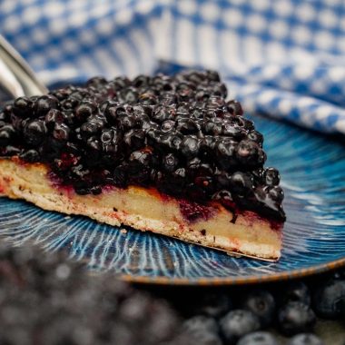 Trozo de tarta de arándanos