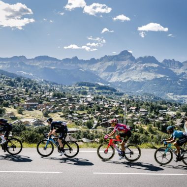 4 ciclistas seguidos carretera combloux aravis