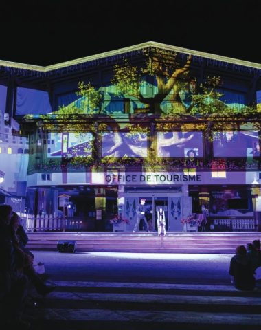 videomapping fachada oficina de turismo combloux show nocturno