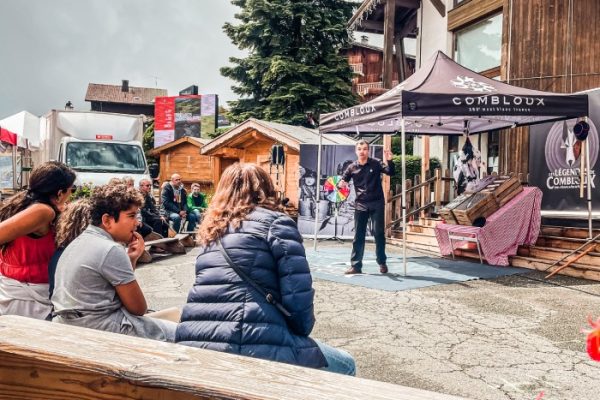 animation theatrale marche combloux stand devant office tourisme