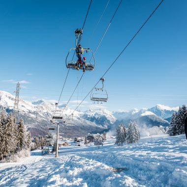 low-dive exercise rescue ski patrollers Combloux chairlift view Fiz