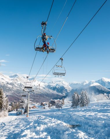 low-dive exercise rescue ski patrollers Combloux chairlift view Fiz