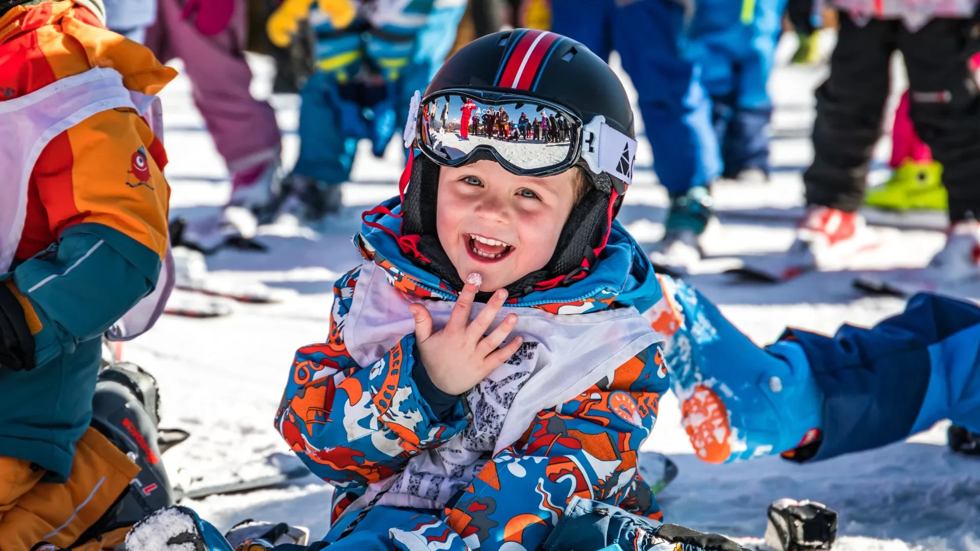 jeune enfant combinaison ski assis neige avec copains