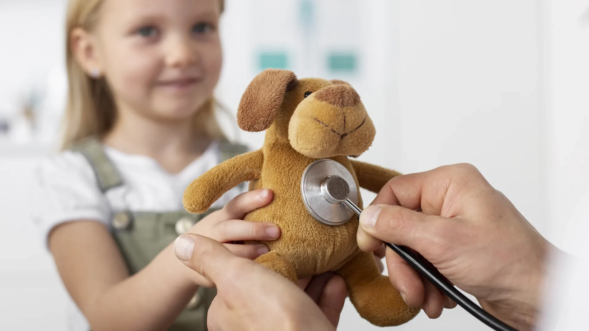young girl at pediatrician doctor osculte soft toy