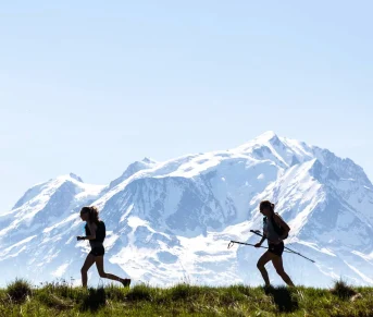 deux coureuse clair obscur alpage combloux face mont blanc