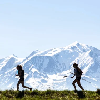 deux coureuse clair obscur alpage combloux face mont blanc
