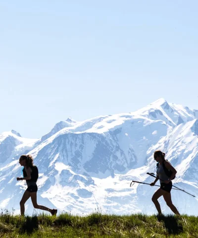 deux coureuse clair obscur alpage combloux face mont blanc