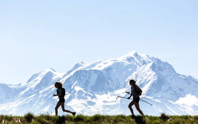 deux coureuse clair obscur alpage combloux face mont blanc