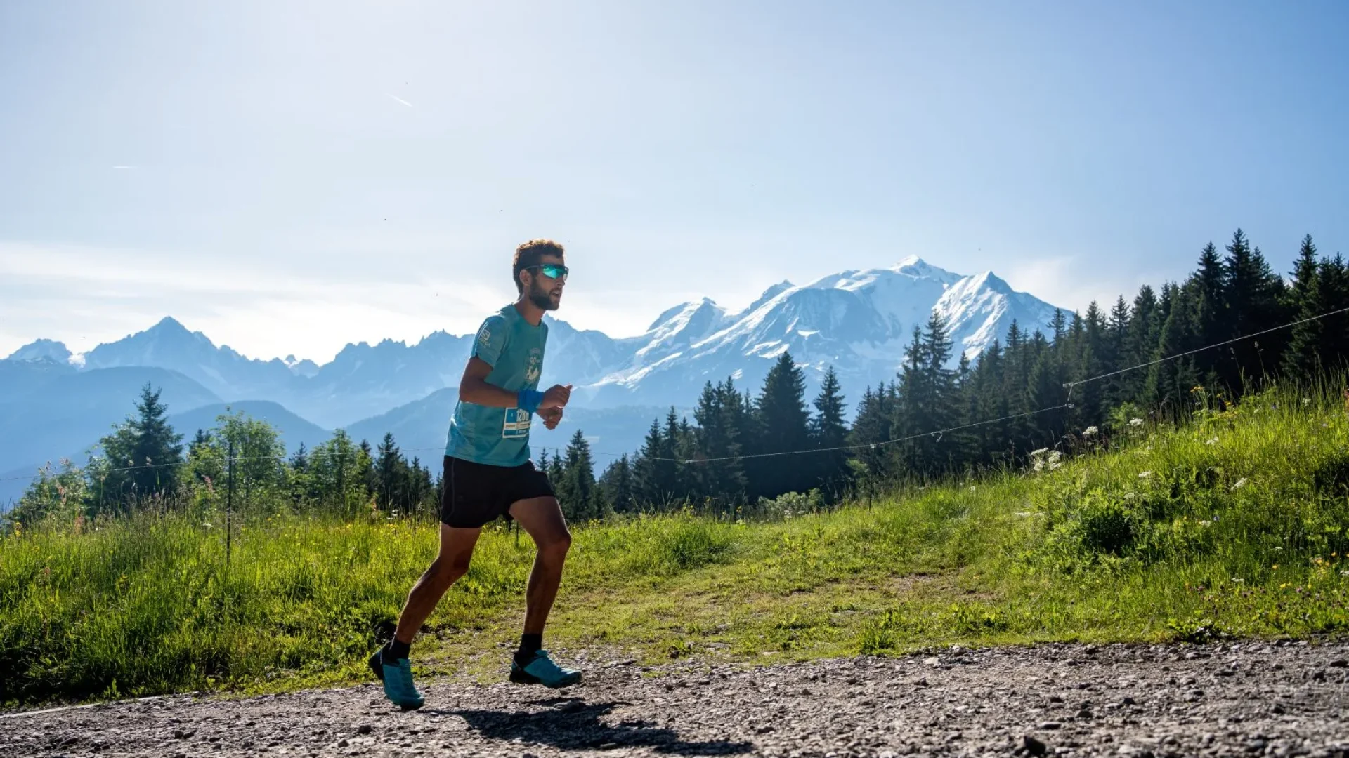 maratrailer sur sentier balcon face mont blanc la comblorane combloux