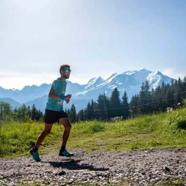 maratrailer sur sentier balcon face mont blanc la comblorane combloux