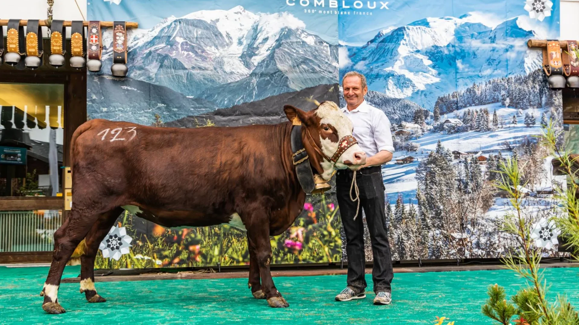 fermier et vache sur podium - comice agricole combloux edition 2023