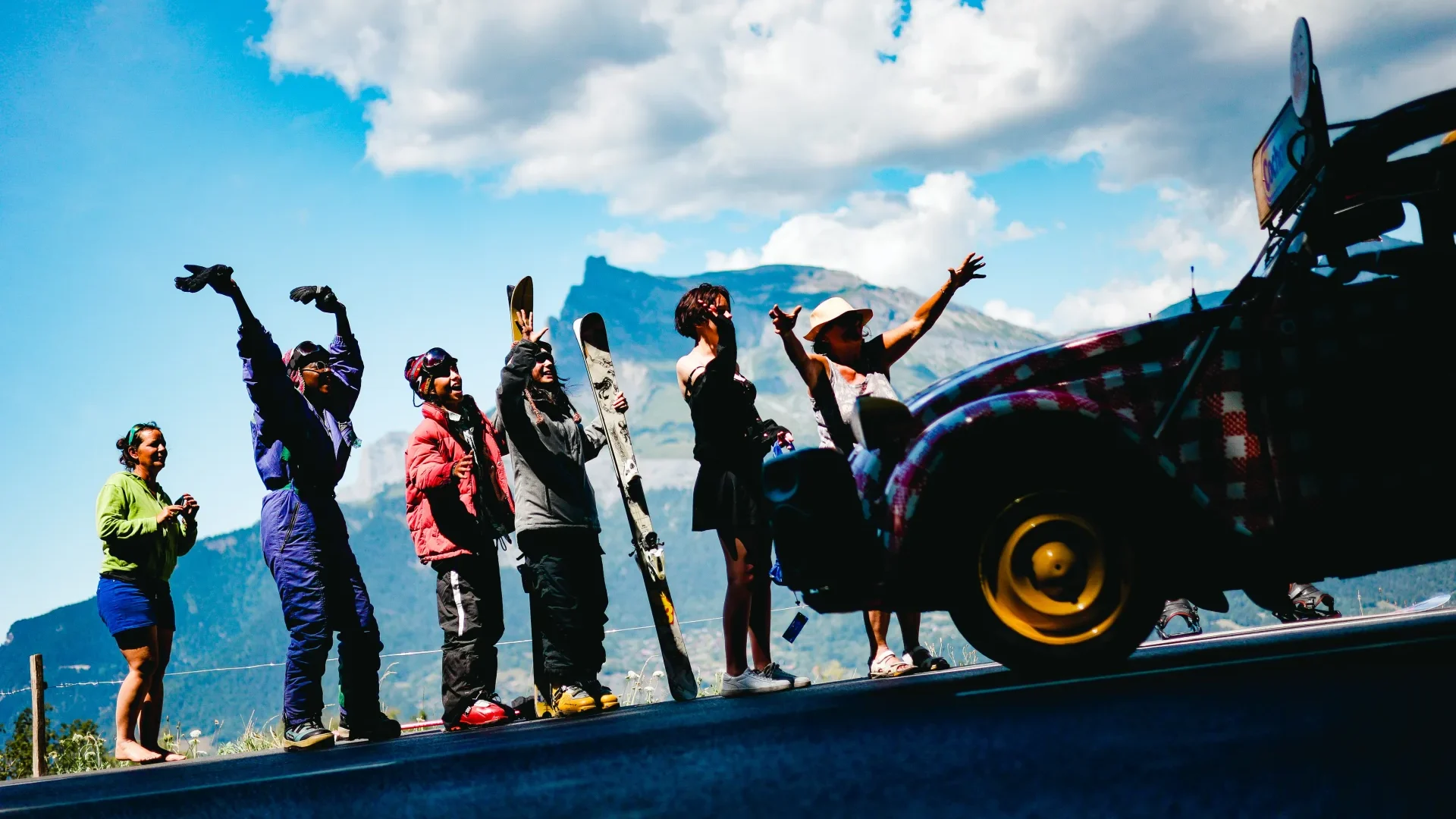llegada de la caravana de Cochonou a la región del Mont Blanc, aclamada por la familia