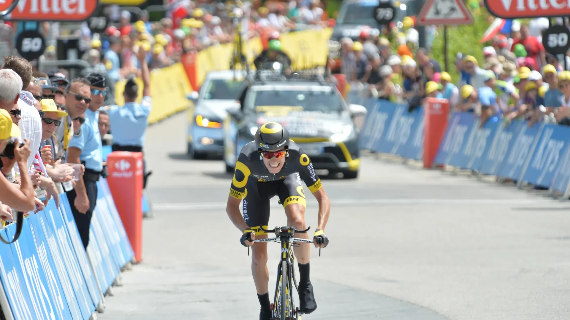 cycliste franchissant seul ligne arrive contre la montre tour de france