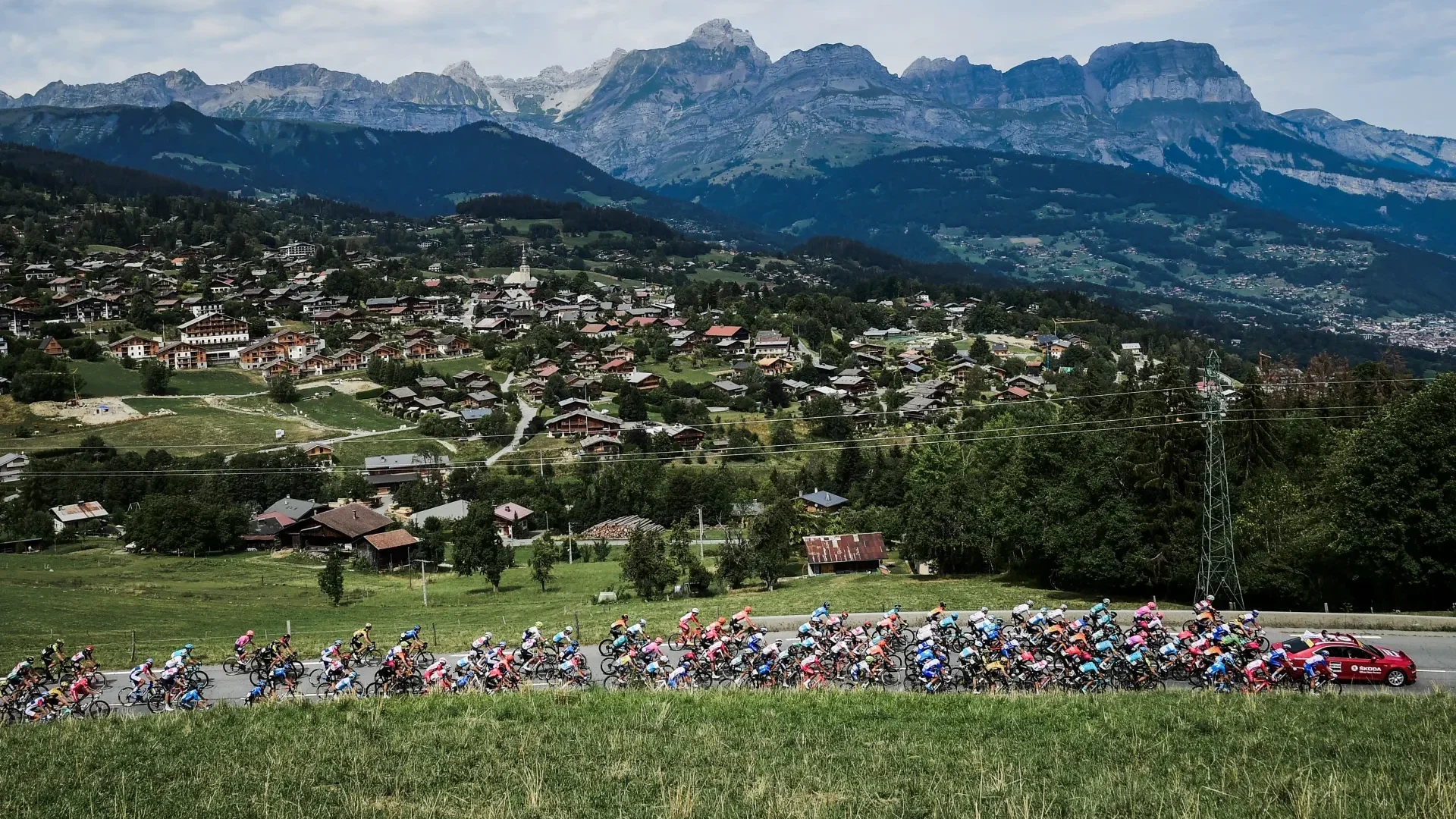 overall plan peloton tour de france combloux seen from afar background aravis