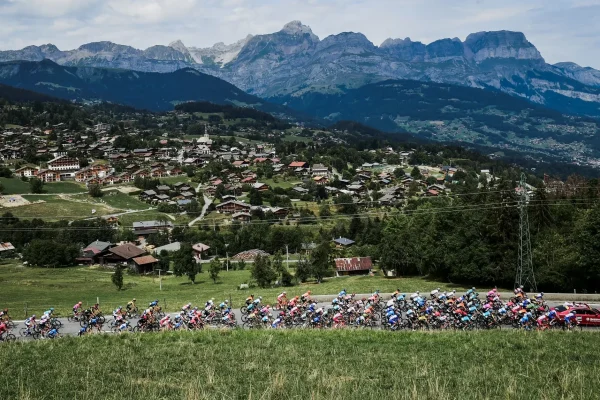 overall plan peloton tour de france combloux seen from afar background aravis