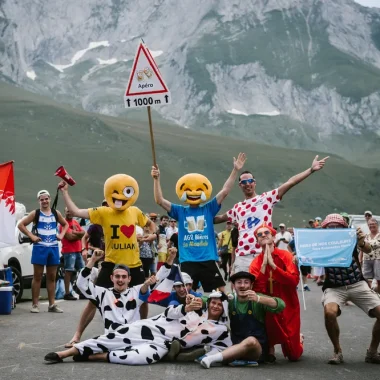 Los seguidores del Tour de Francia disfrazaron un aperitivo en una carretera de montaña