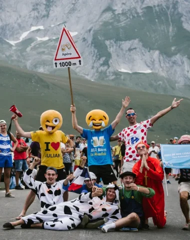 Los seguidores del Tour de Francia disfrazaron un aperitivo en una carretera de montaña