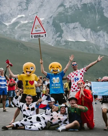 Supporters tour de france deguises apero sur route montagne