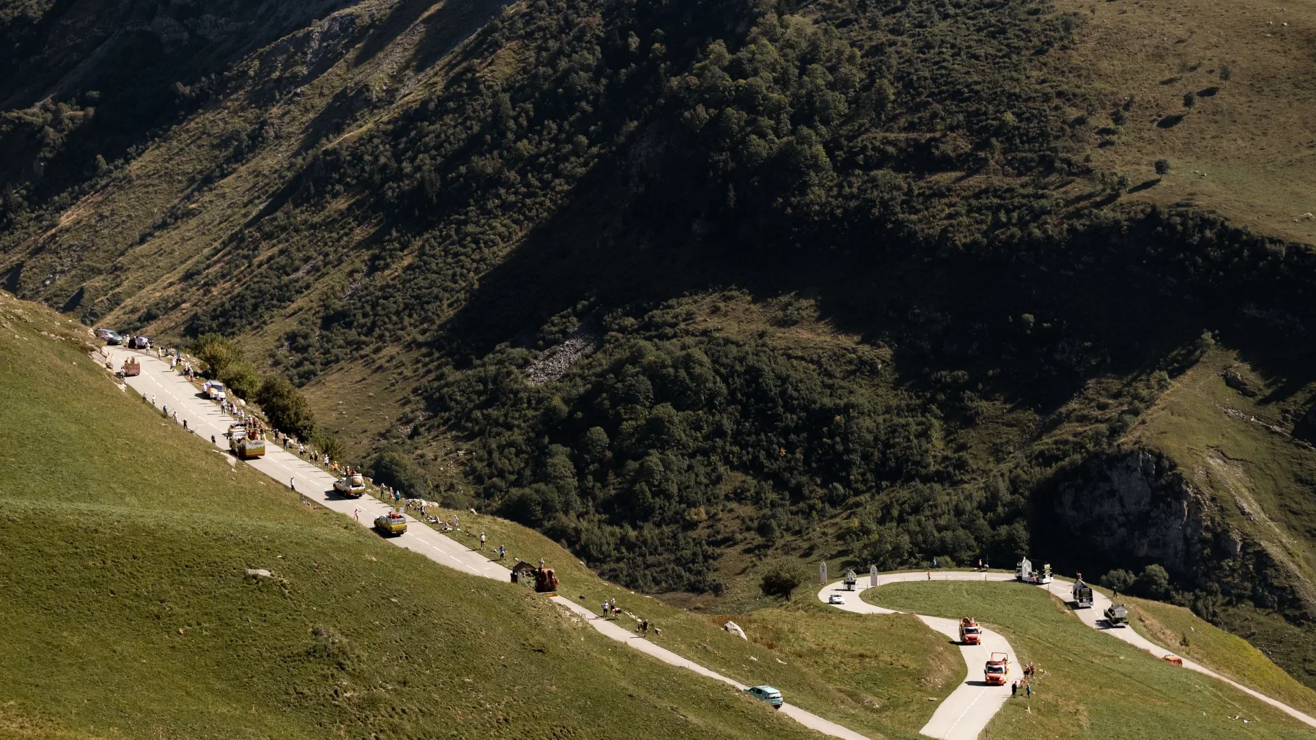 photo parade advertising caravan mountain pass tour de france