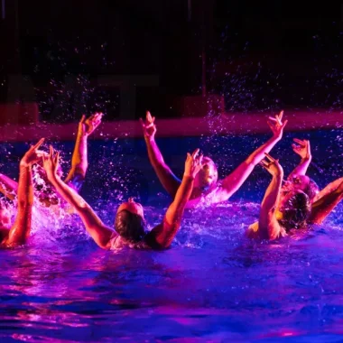 spectacle aquatique vivant combloux danse synchronisee dans eau